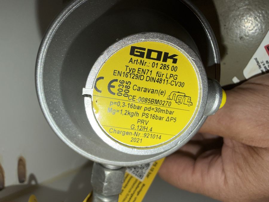 Gelbes Typenschild eines GOK-Druckreglers mit Baujahr 2021