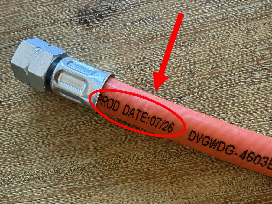 Gasschlauch mit aufgedrucktem Herstellungsdatum